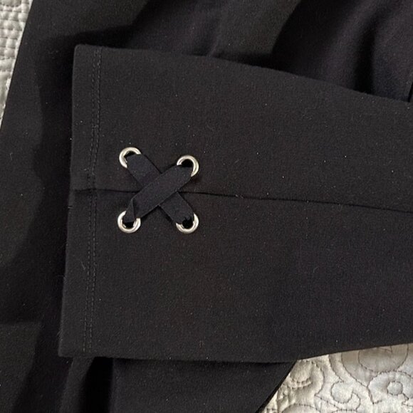 Black short stretch capris w/X eyelets on outer leg, size M - Picture 5 of 7